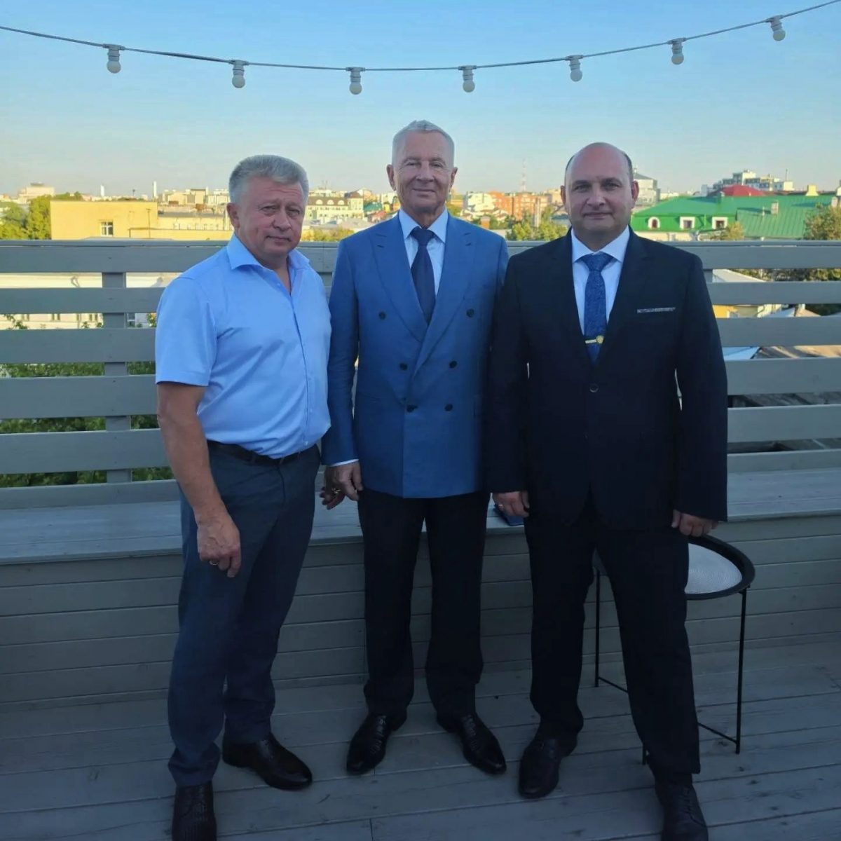 На фото в центре